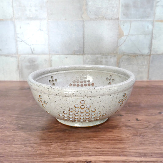 SECOND 1 - Classic Colander in Speckled White